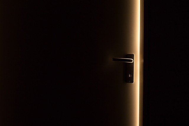 donker deur deurklink licht open
